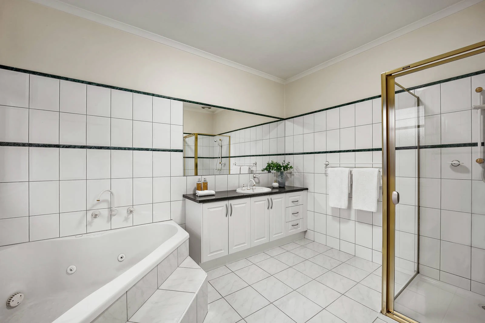 2 Miller Crescent, Mount Waverley, VIC