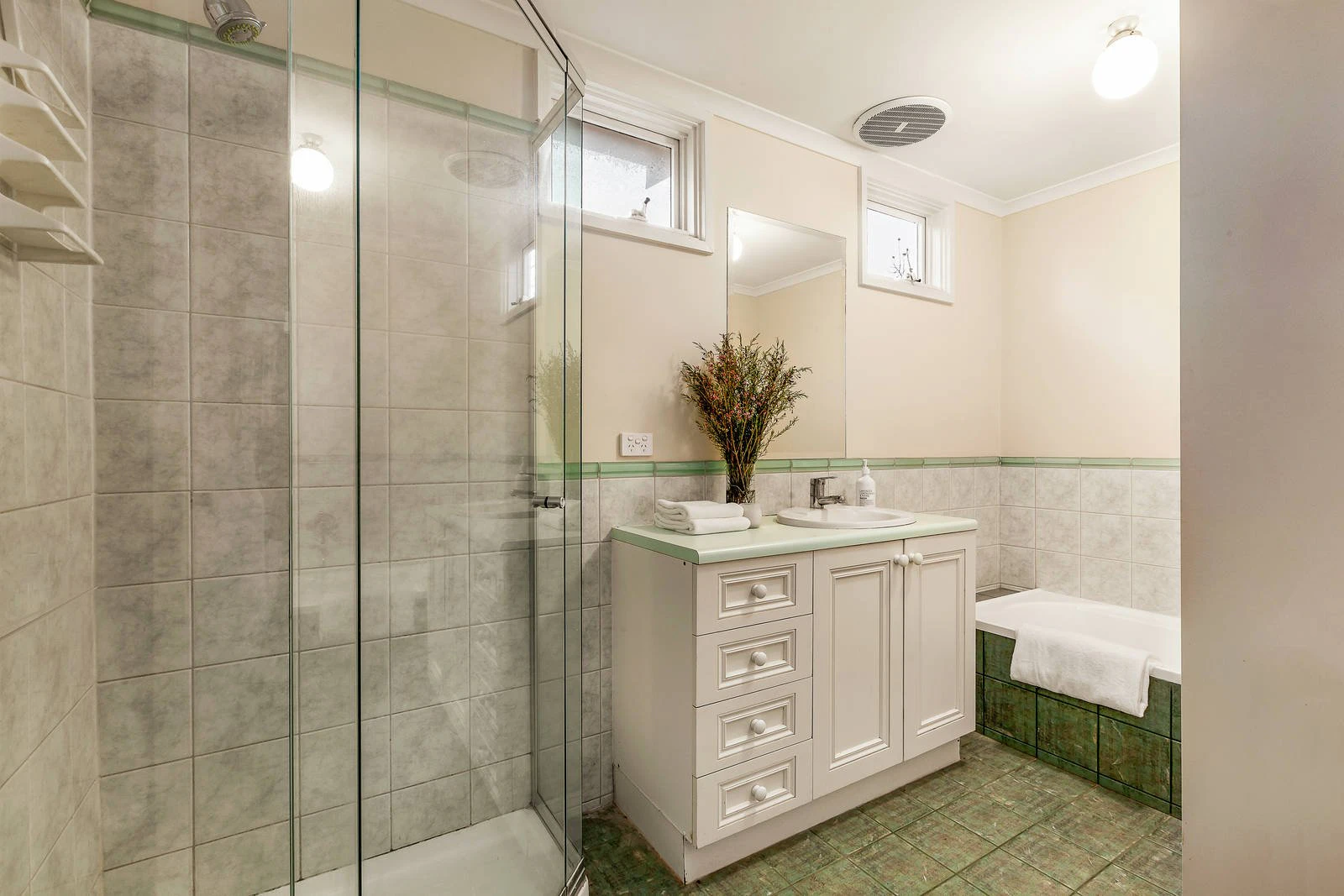 4a Avenue Athol, Canterbury, VIC