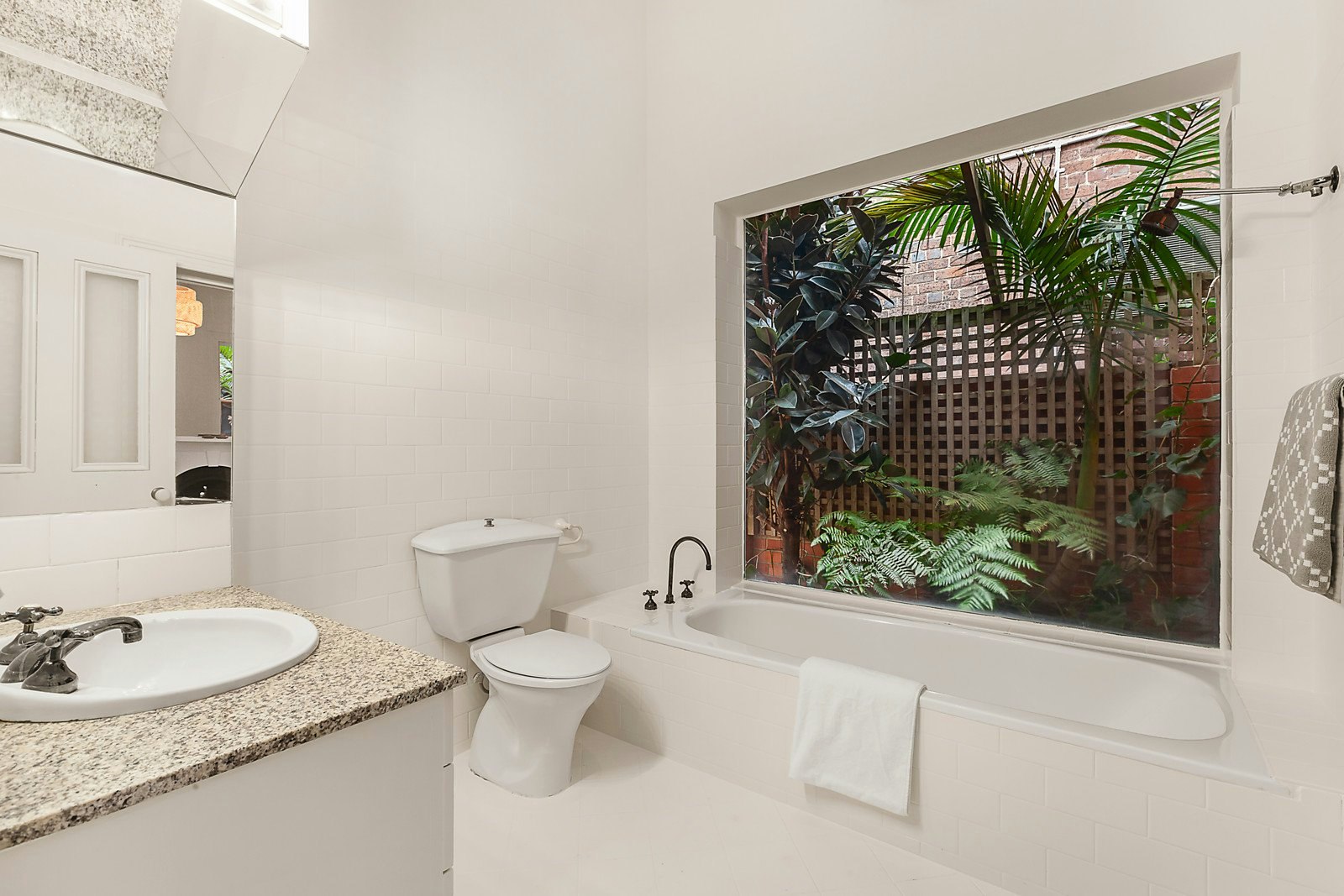 12 Canterbury Road, Albert Park, VIC