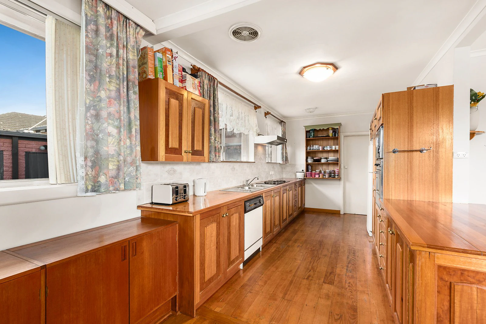 23 Robinlee Avenue, Burwood East, VIC