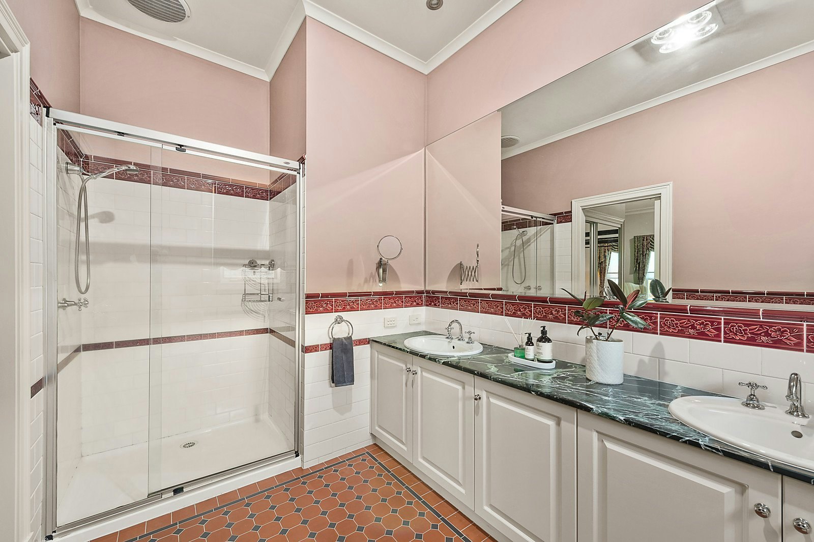 8 Riverside Drive, Kew East, VIC