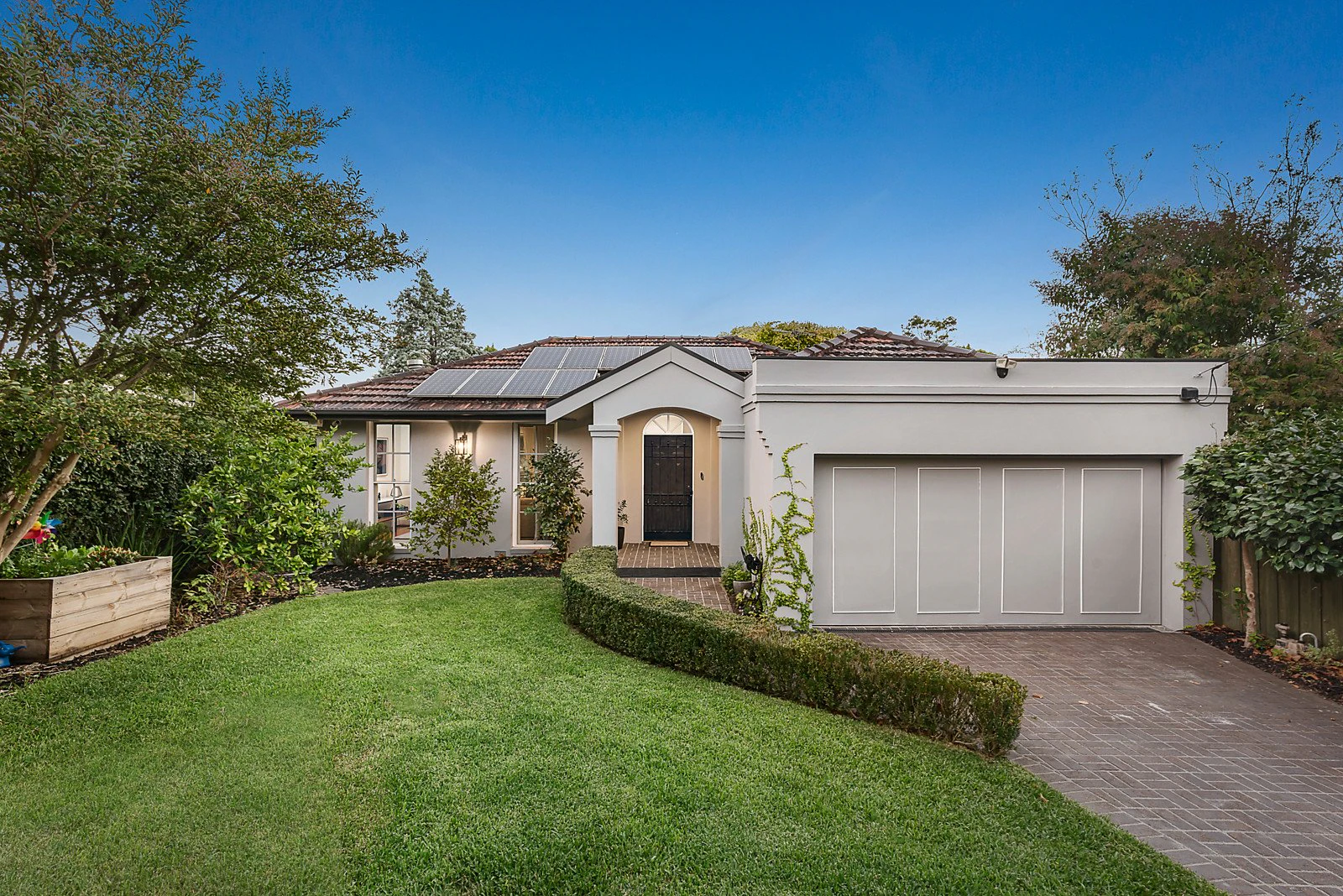 16 Chaucer Crescent, Canterbury, VIC