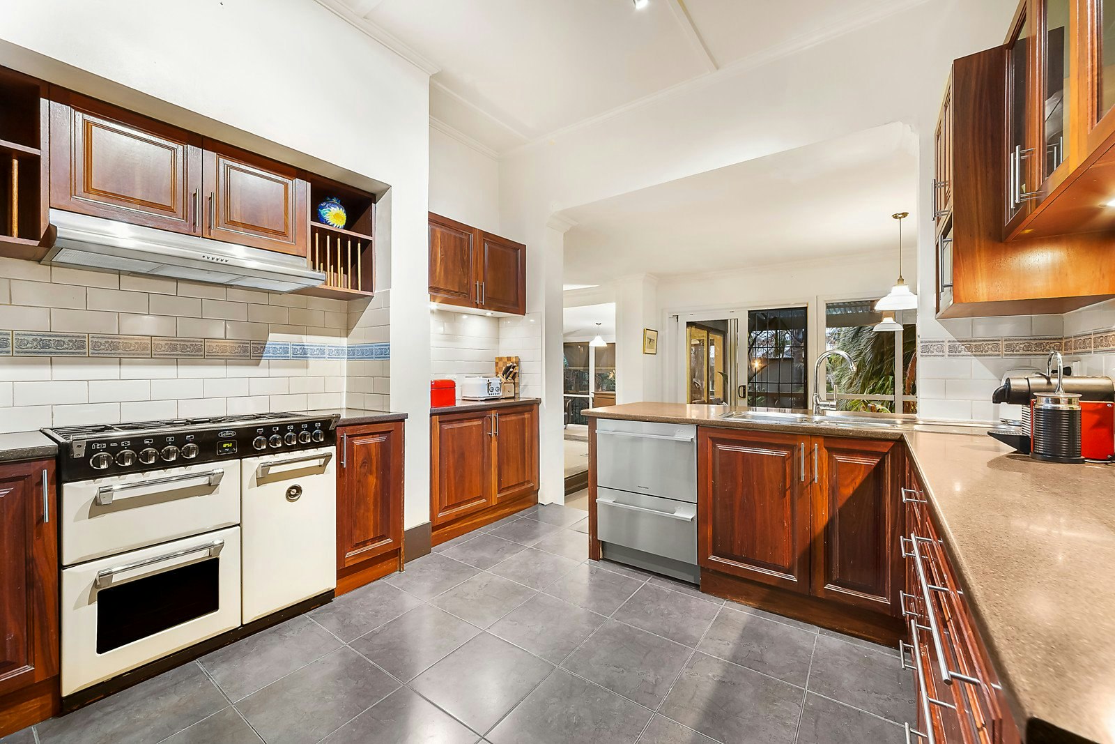 4 Oak Grove, Malvern East, VIC