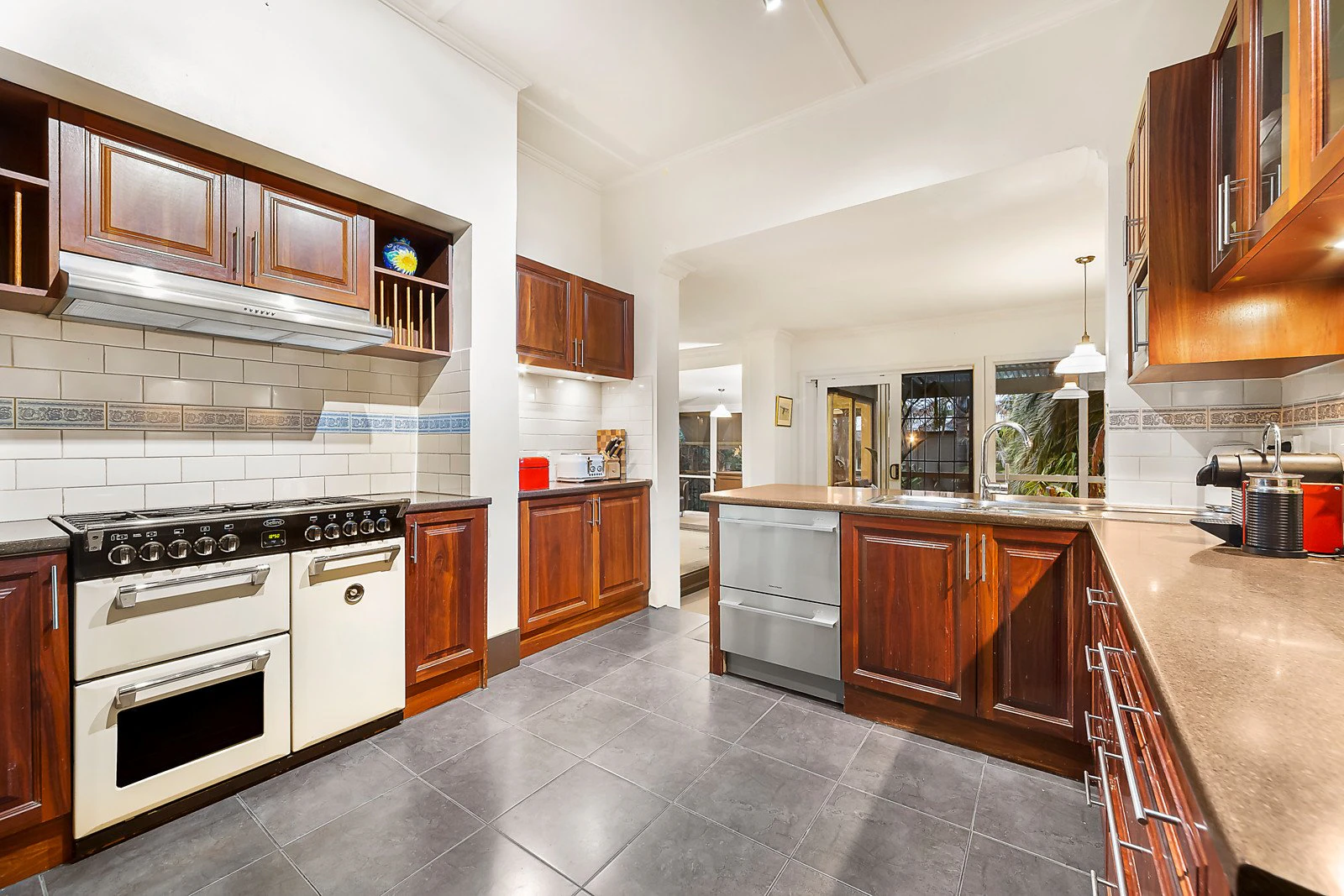 4 Oak Grove, Malvern East, VIC