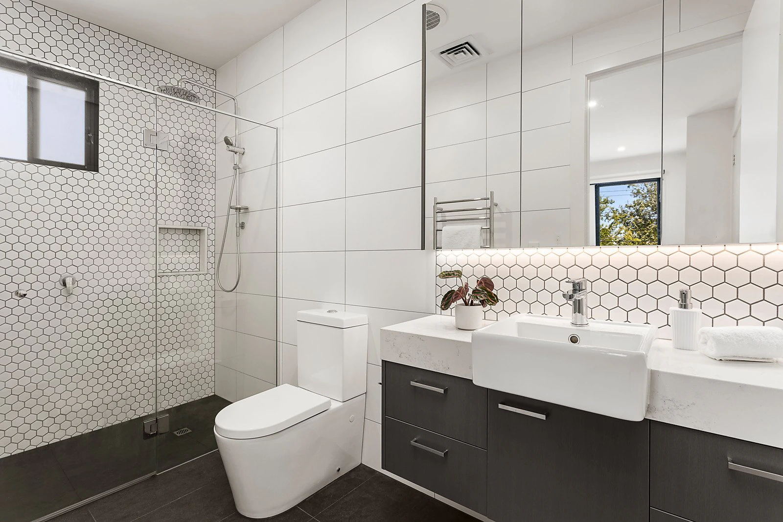 1A Hotham Court, Mont Albert, VIC