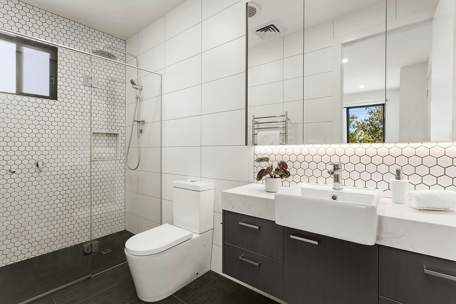 1A Hotham Court, Mont Albert, VIC