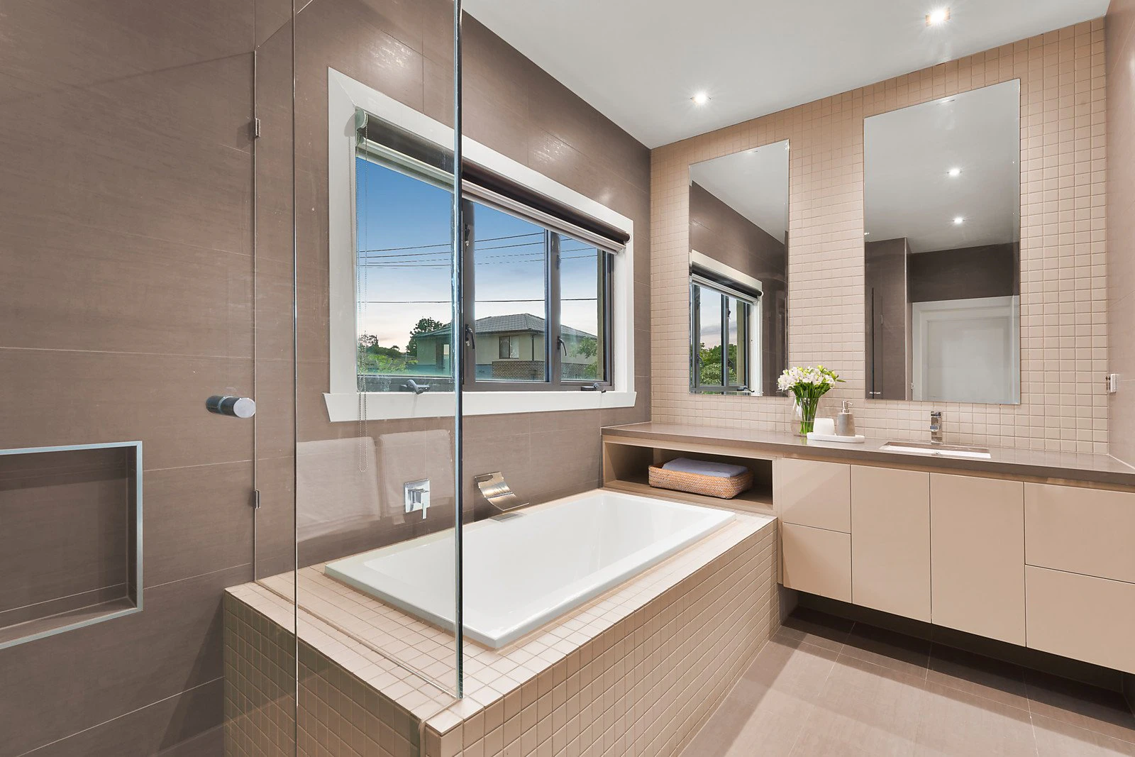 2 Rotherwood Drive, Malvern East, VIC