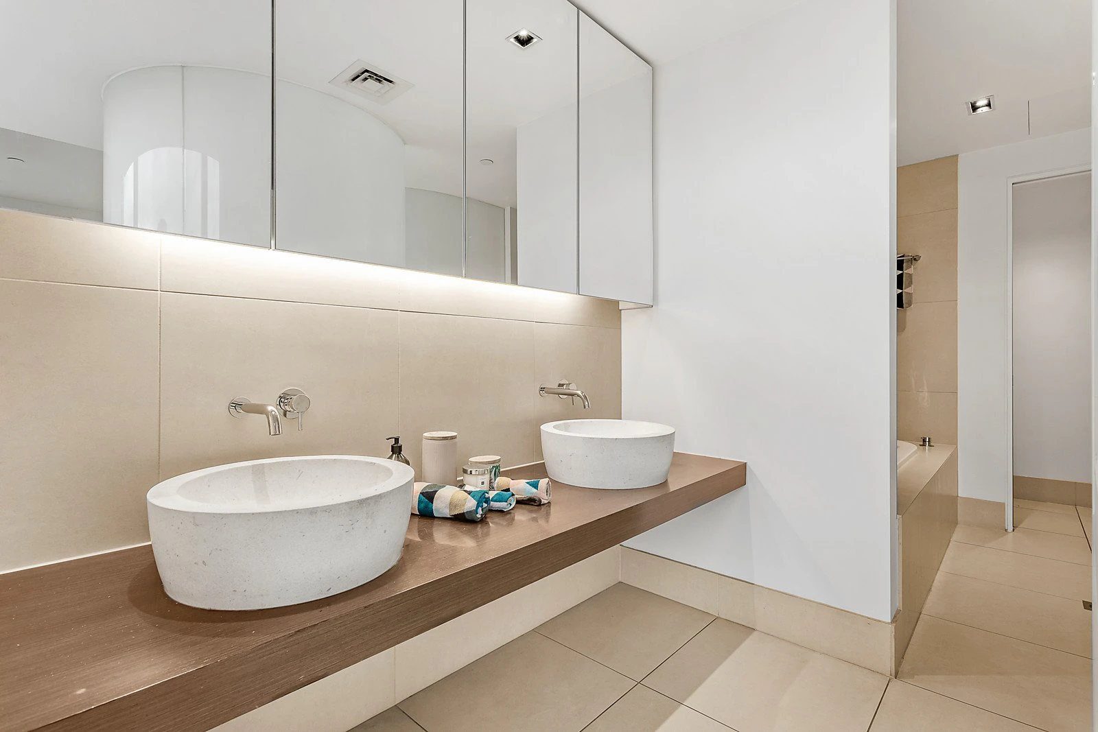902/279 Wellington Parade South, East Melbourne, VIC