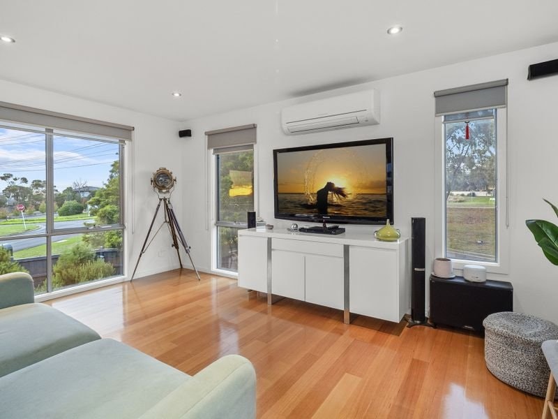 8 Nepean Place, Mornington, VIC