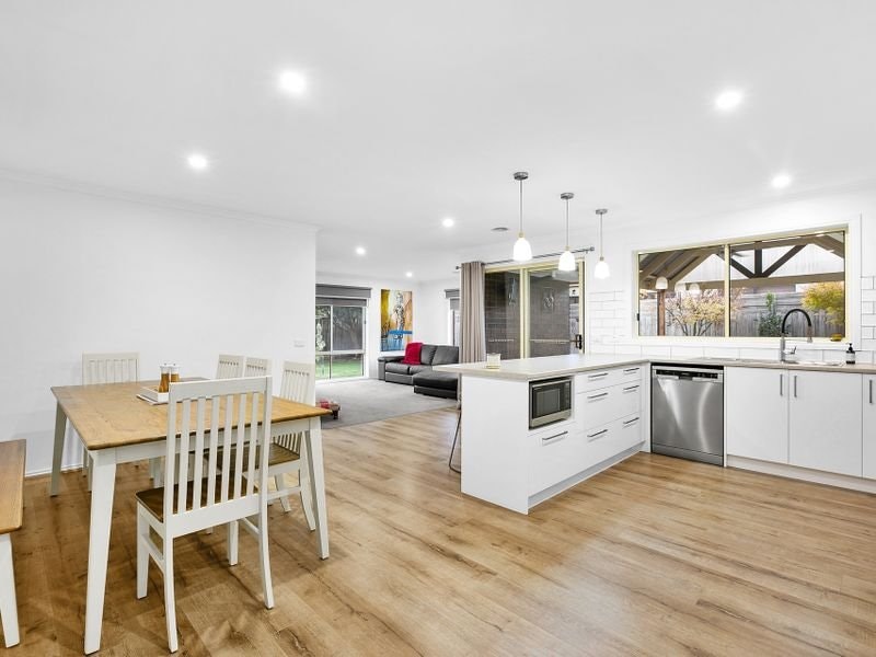 6 Bagshot Court, Mornington, VIC