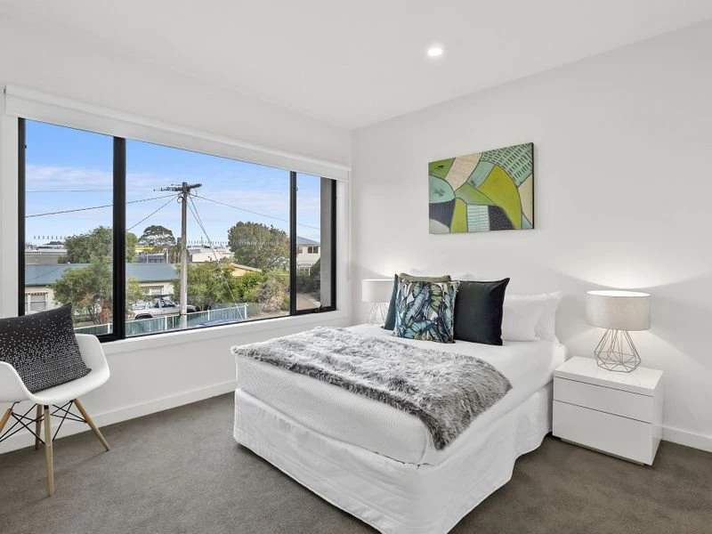 1/33 MacDonald Grove, Mornington, VIC