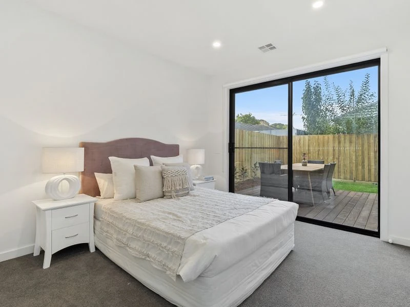 1/33 MacDonald Grove, Mornington, VIC