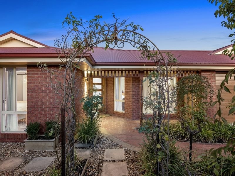 13 Cambridge Court, Mornington, VIC