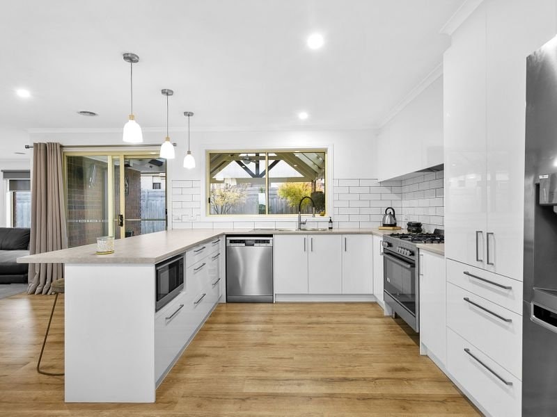 6 Bagshot Court, Mornington, VIC