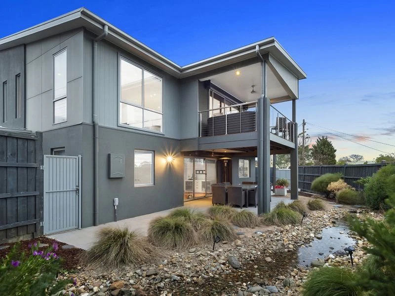 8 Nepean Place, Mornington, VIC