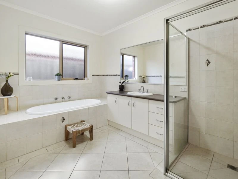 28 Ben Drive, Mornington, VIC