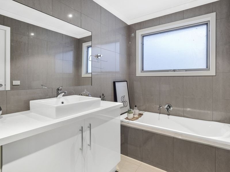 8 Nepean Place, Mornington, VIC