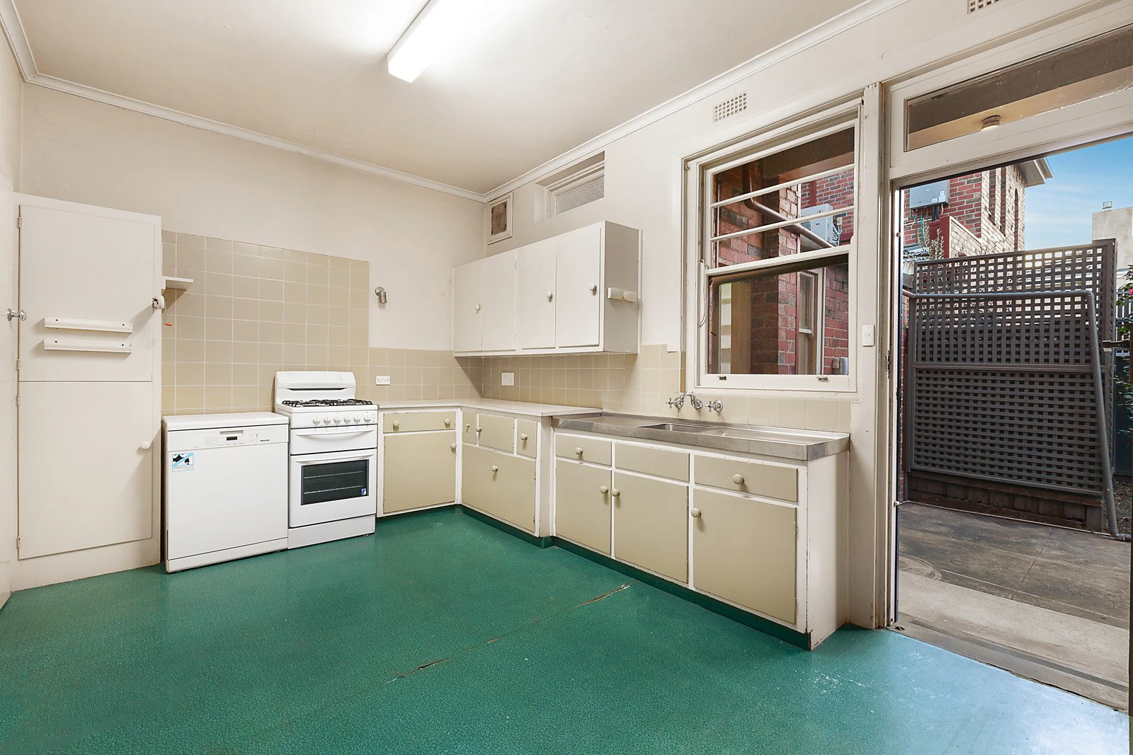 15 Huntingtower Road, Armadale, VIC