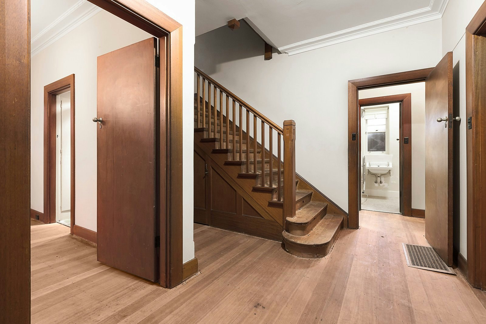 15 Huntingtower Road, Armadale, VIC