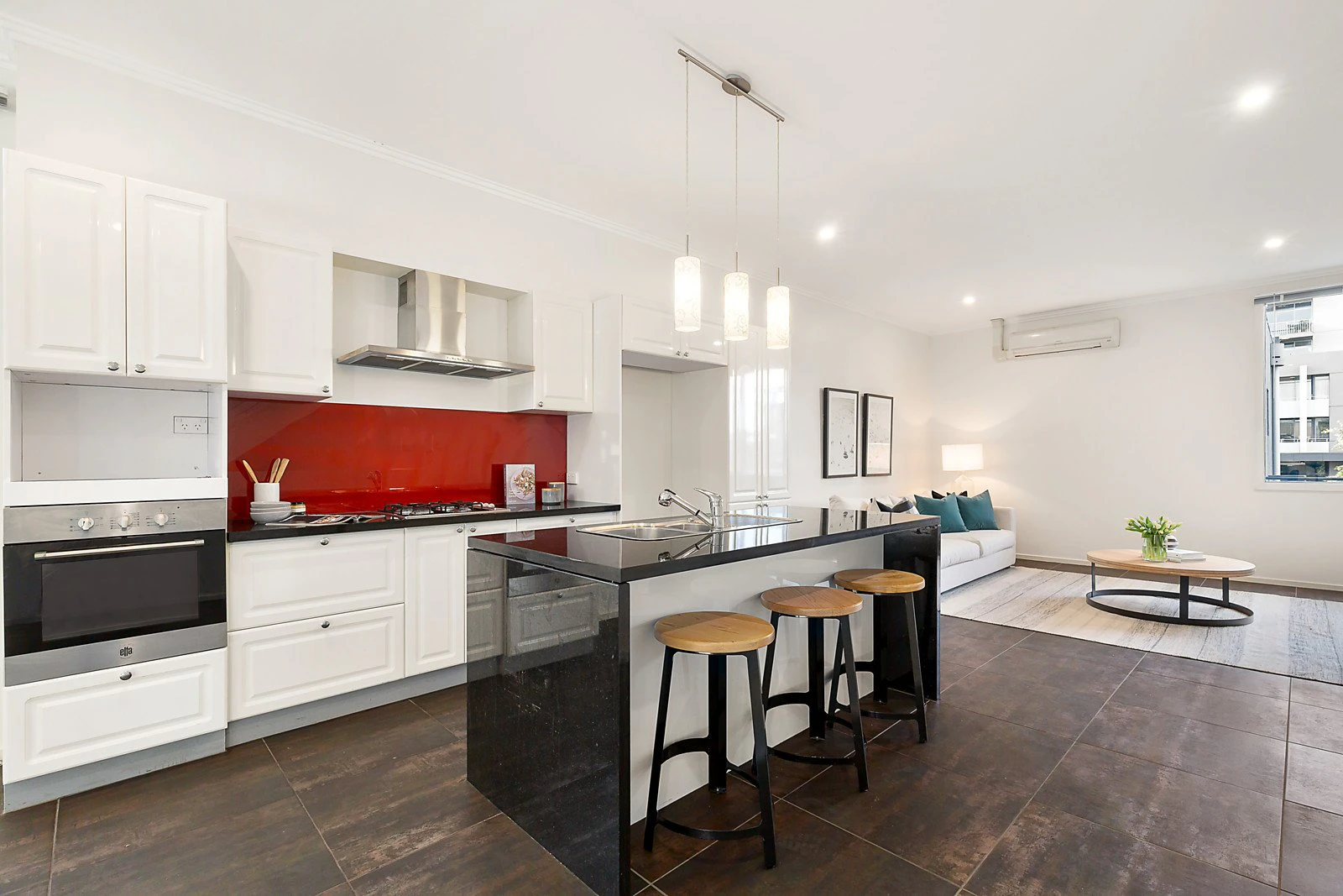 24/15 Beach Street, Port Melbourne, VIC