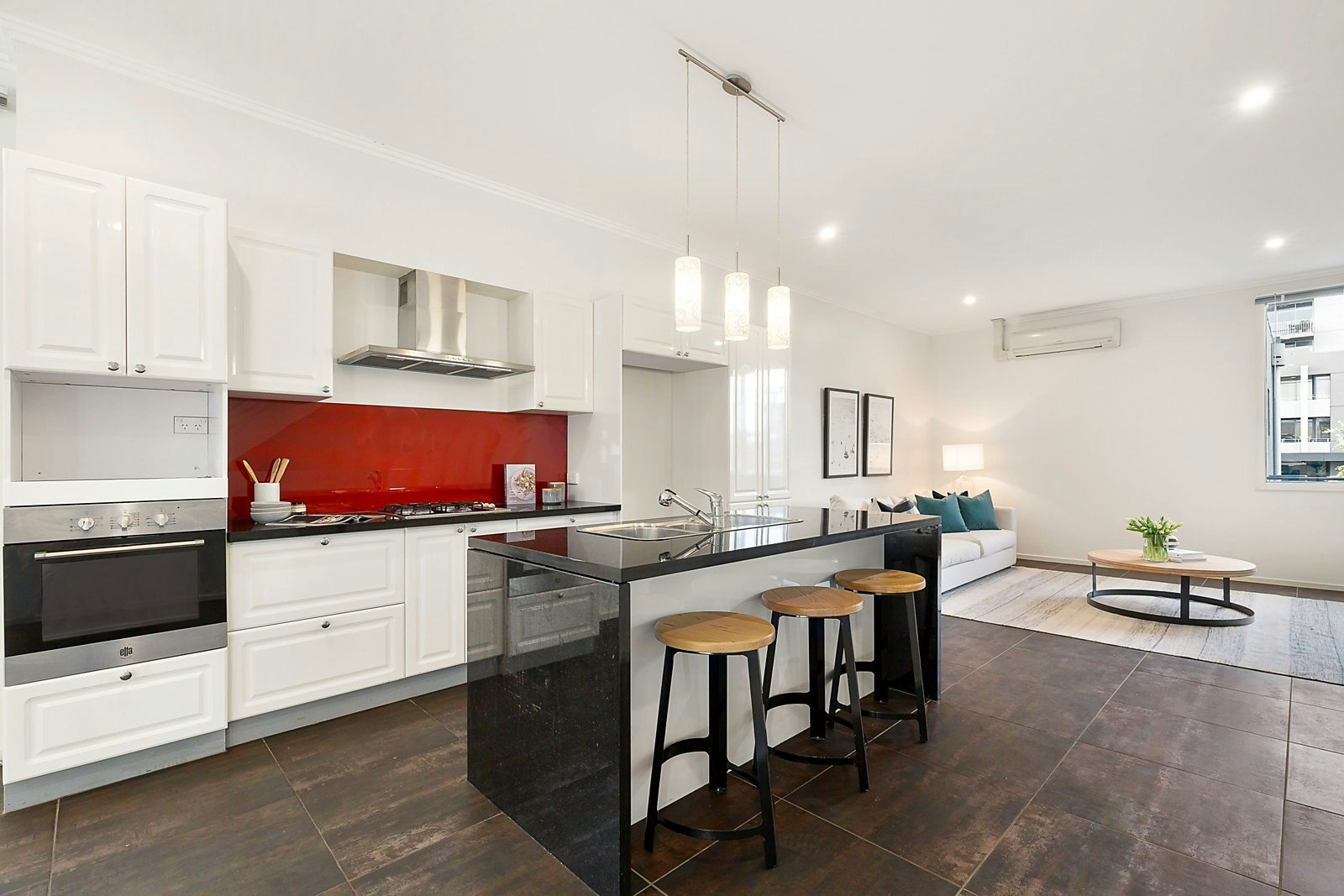 24/15 Beach Street, Port Melbourne, VIC