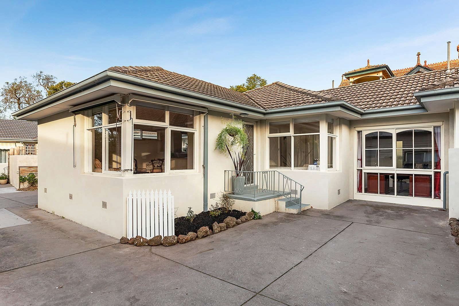 2/17a Essex Road, Surrey Hills, VIC