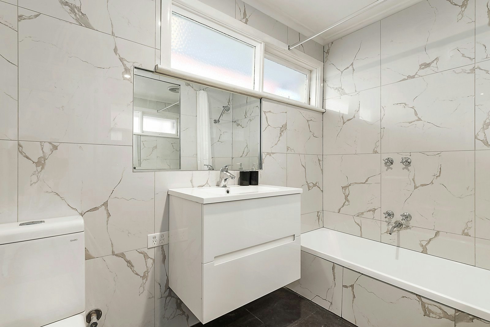 2/17a Essex Road, Surrey Hills, VIC