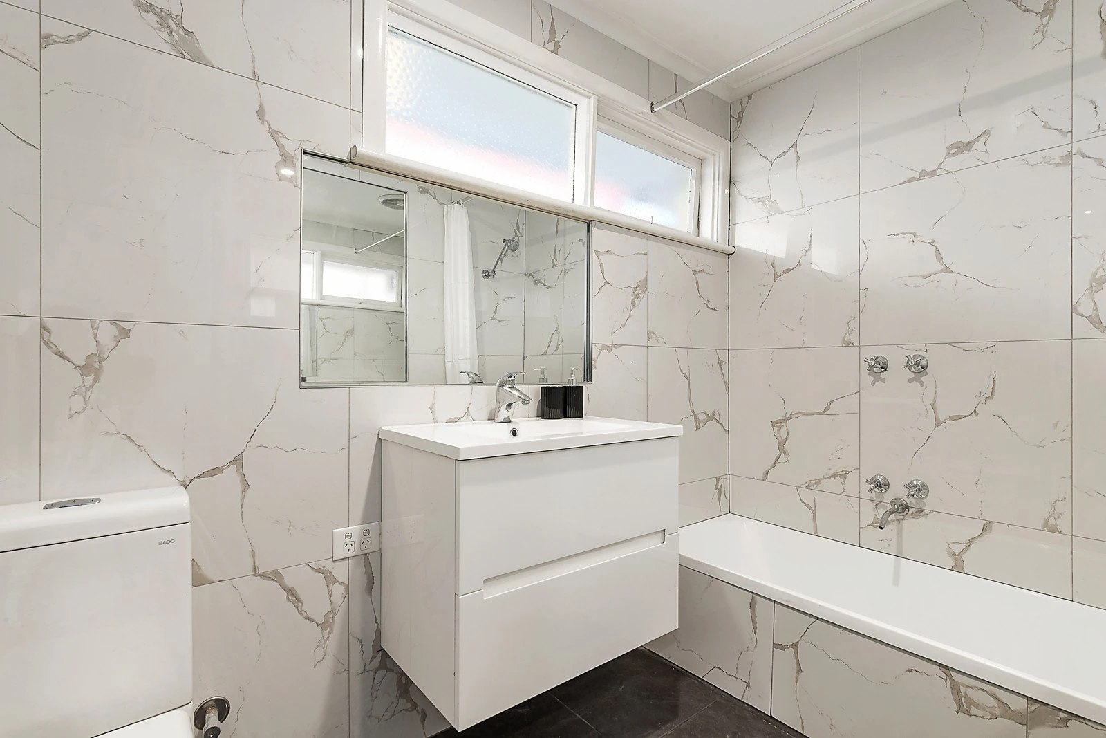 2/17a Essex Road, Surrey Hills, VIC