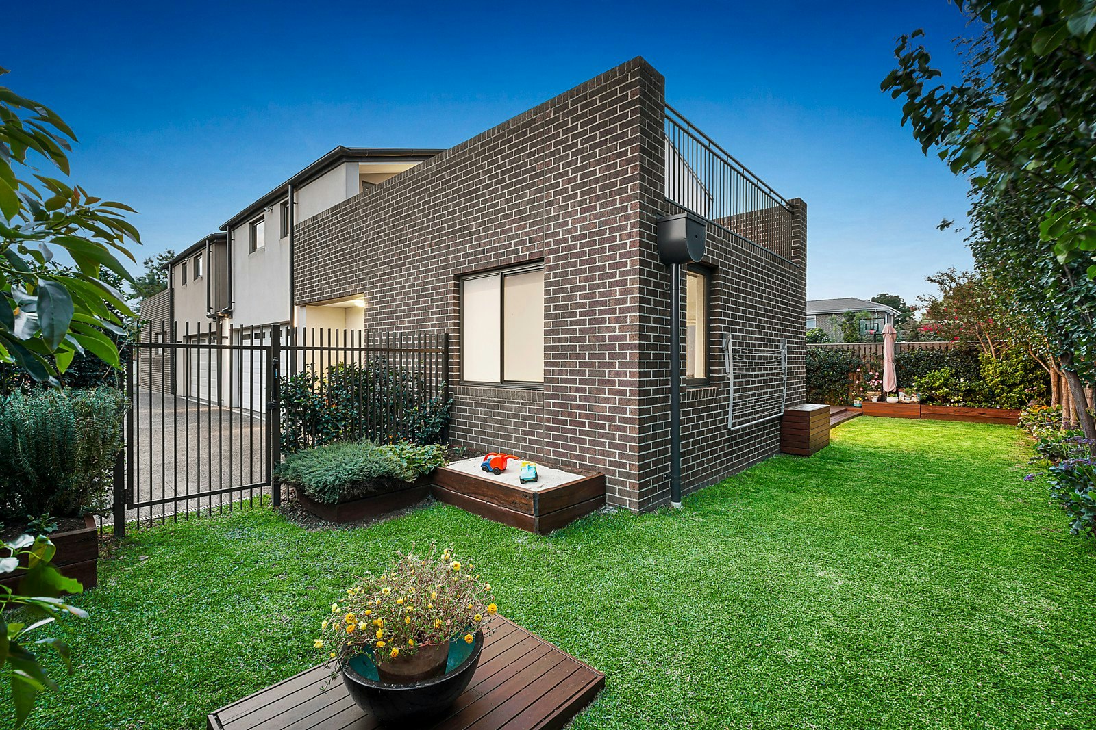 2/11 Tarakan Avenue, Ashburton, VIC