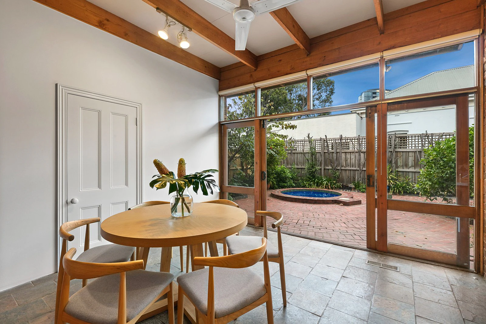 16 Kambrook Road, Caulfield North, VIC