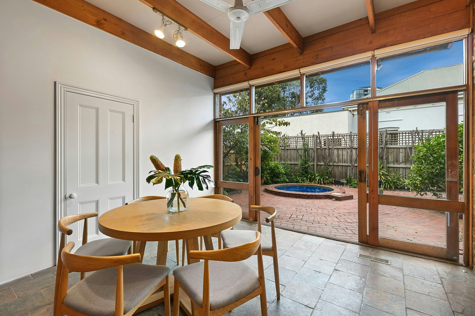 16 Kambrook Road, Caulfield North, VIC