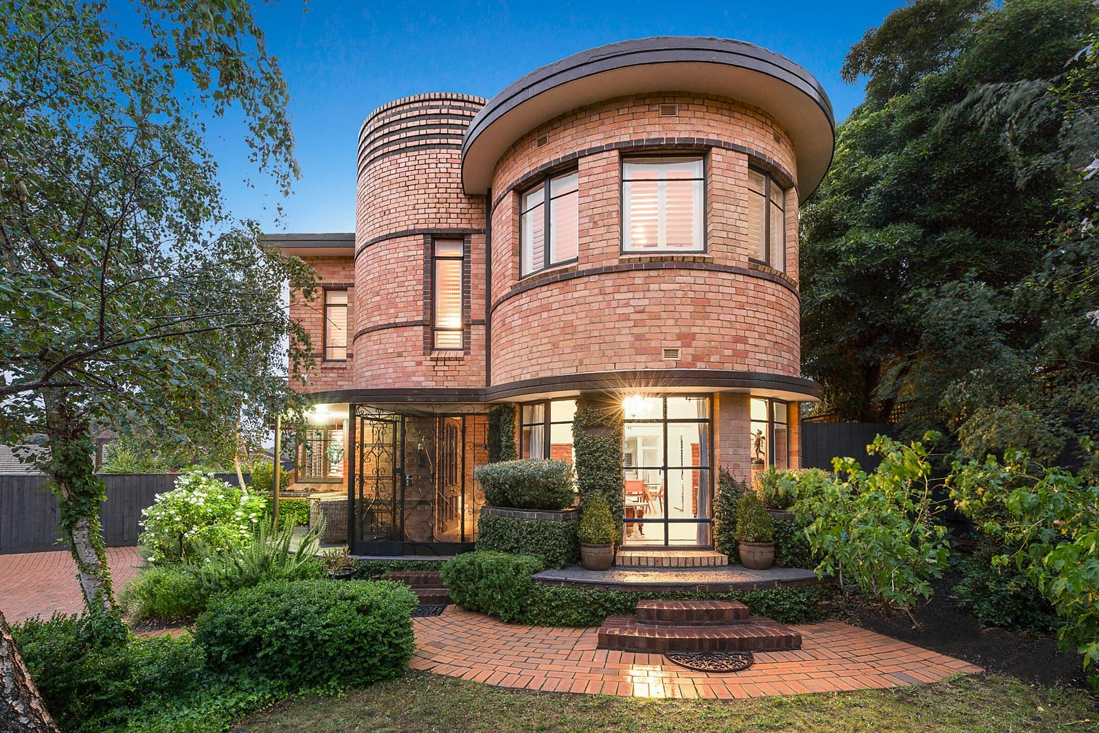 1 Laurencia Court, Mont Albert, VIC