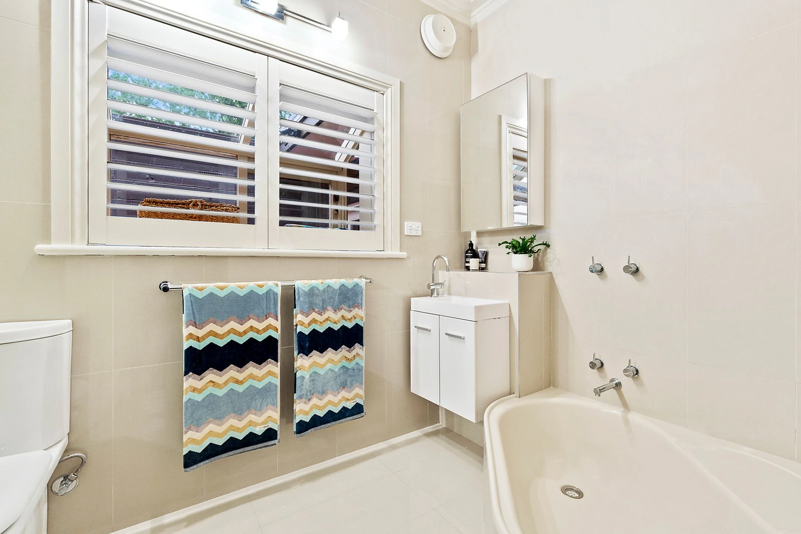 1 Laurencia Court, Mont Albert, VIC