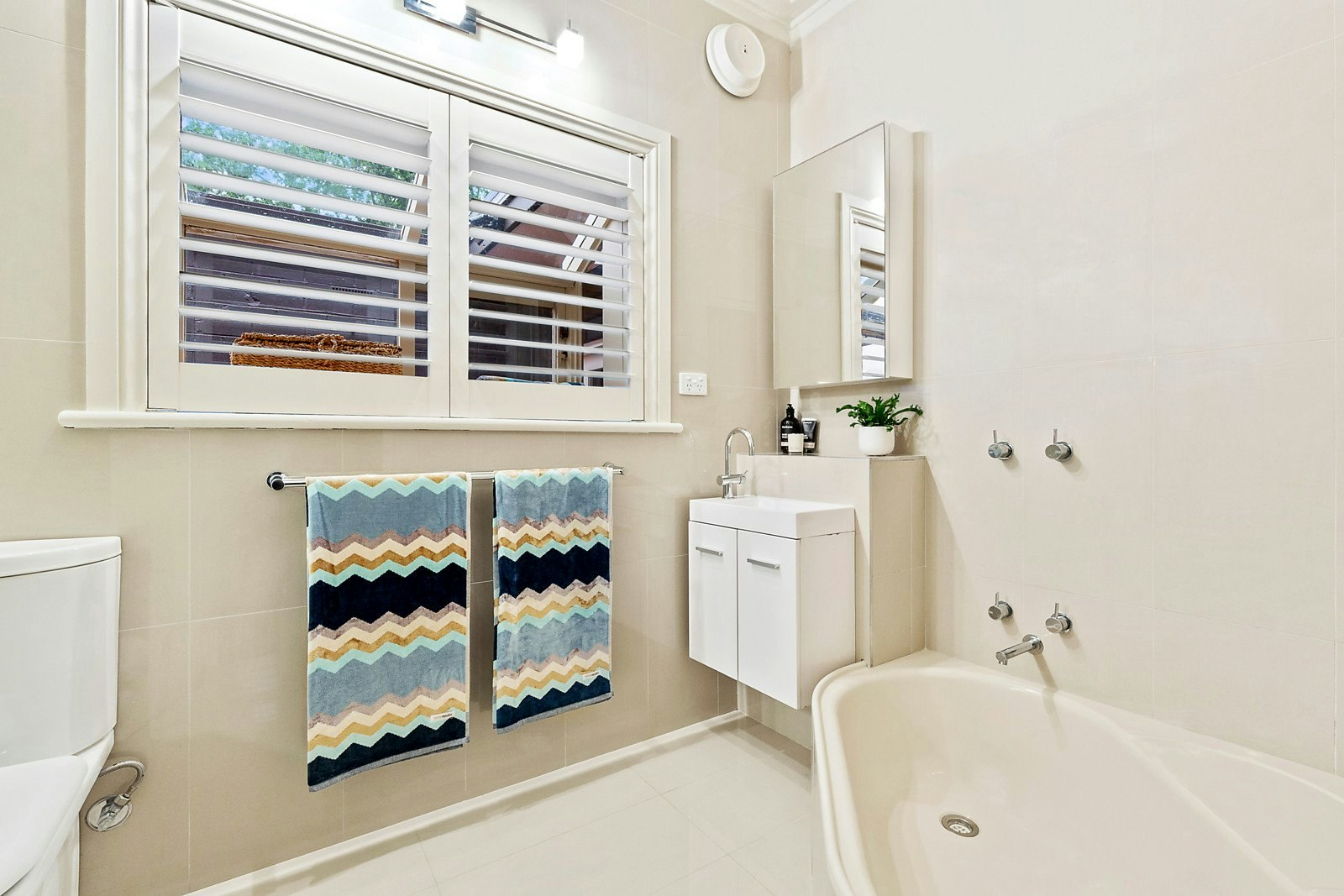 1 Laurencia Court, Mont Albert, VIC