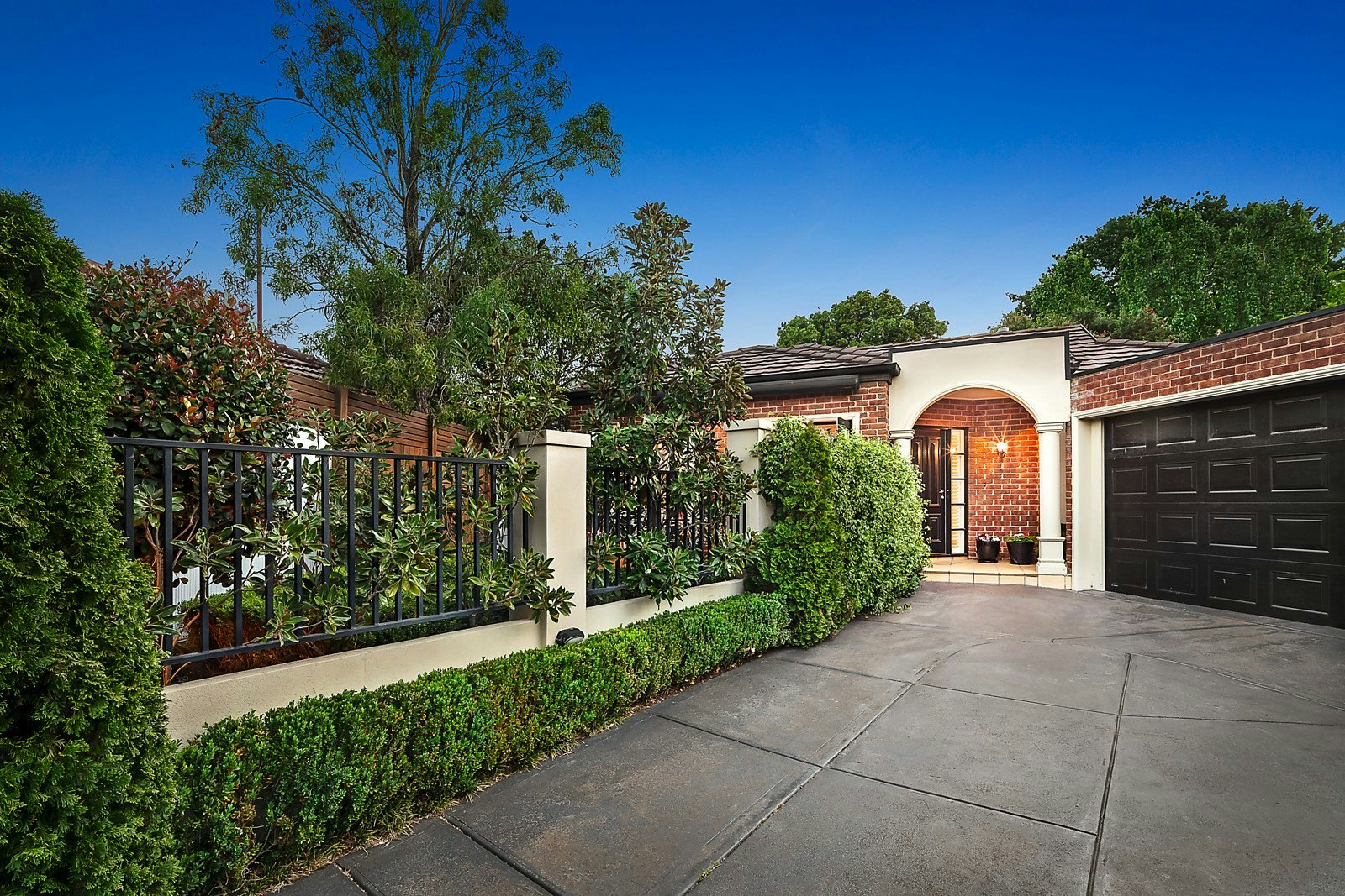 8b Ivanhoe Grove, Malvern East, VIC