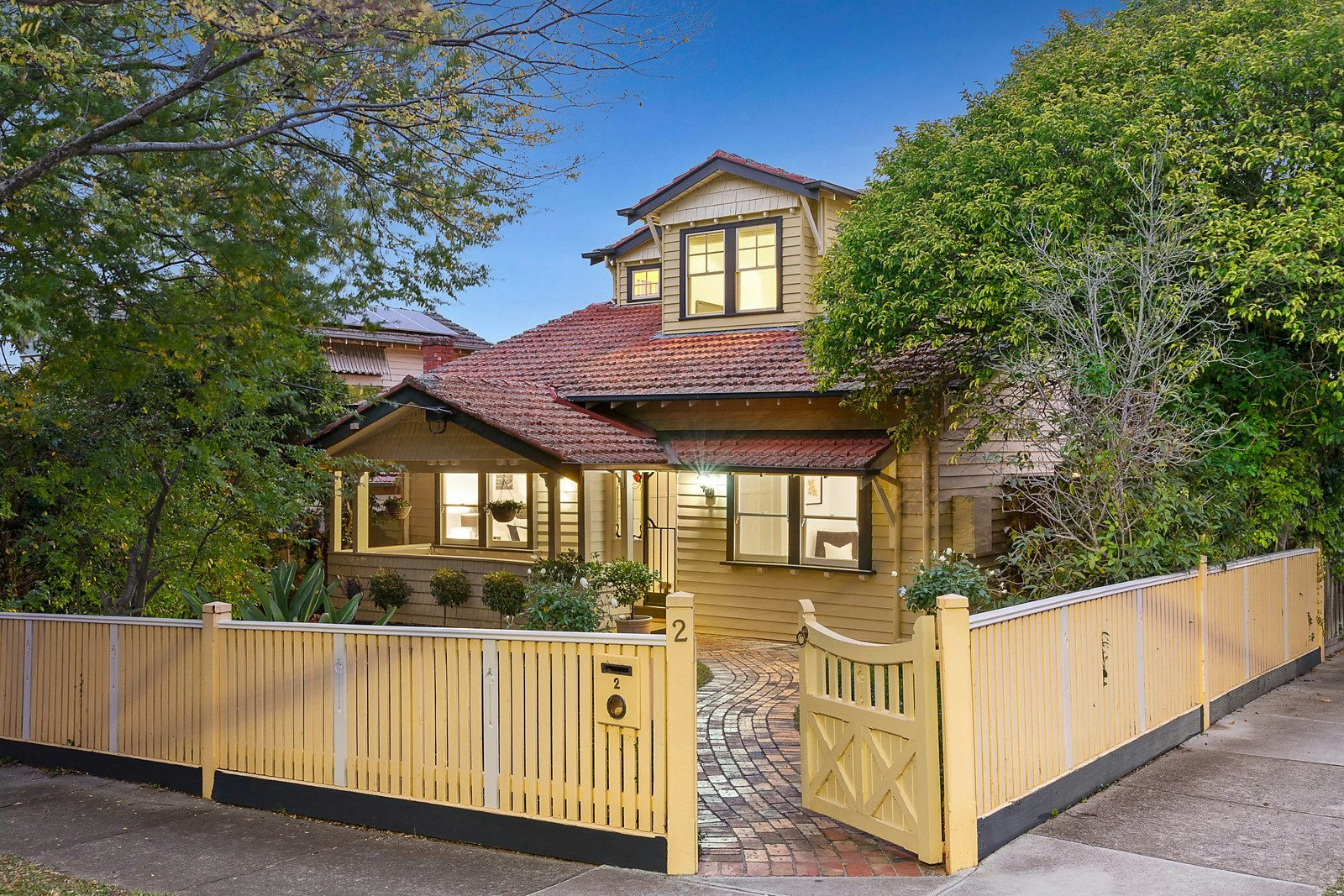 2 Kinloch Avenue, Mont Albert, VIC