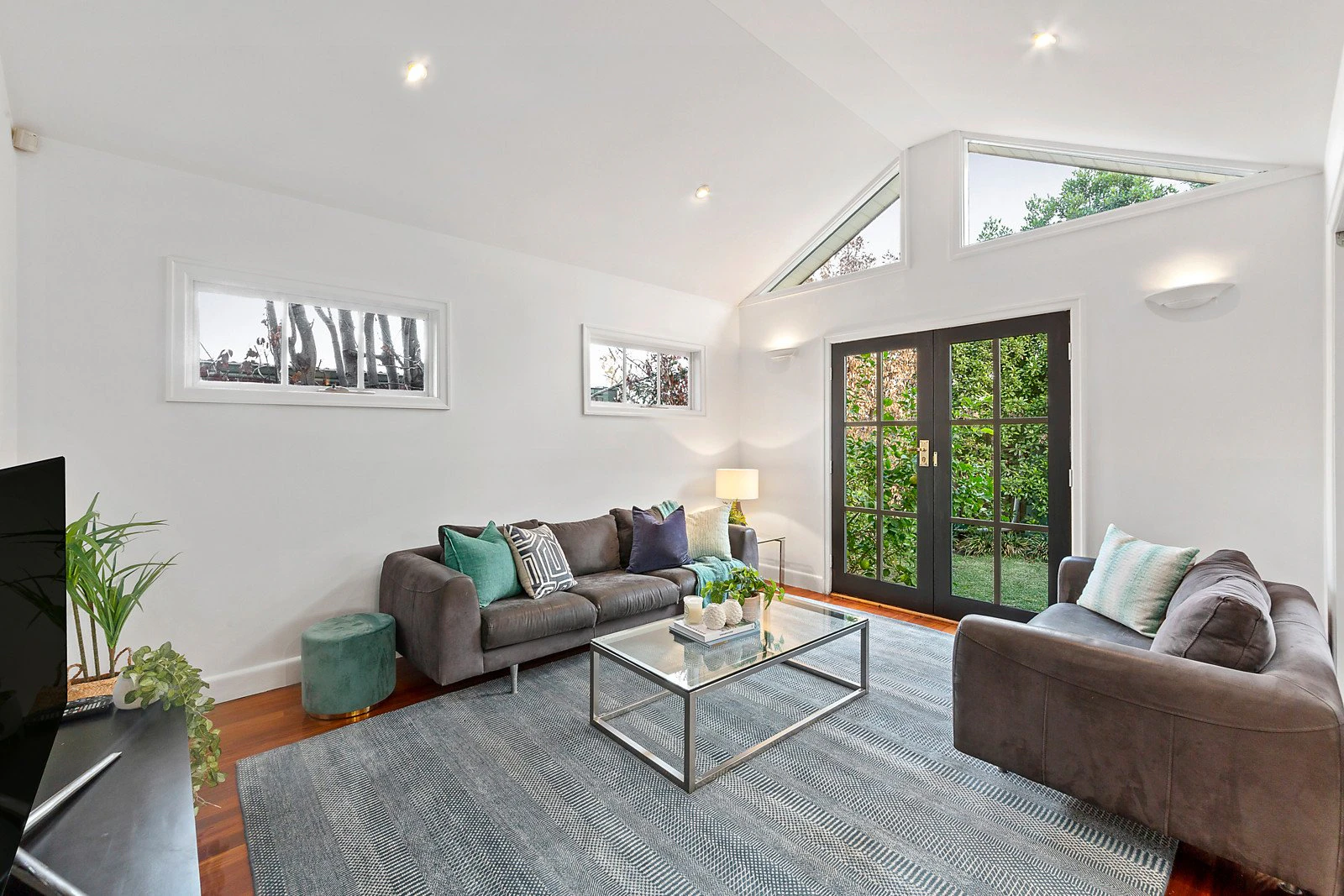 2 Kinloch Avenue, Mont Albert, VIC