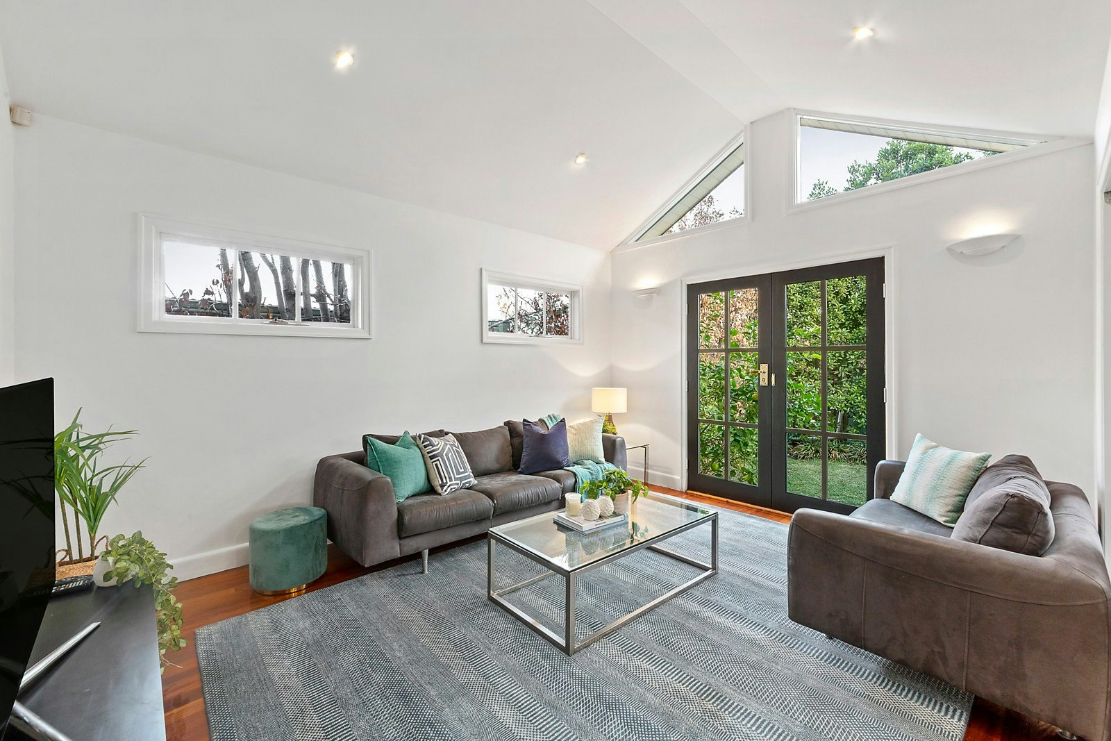 2 Kinloch Avenue, Mont Albert, VIC