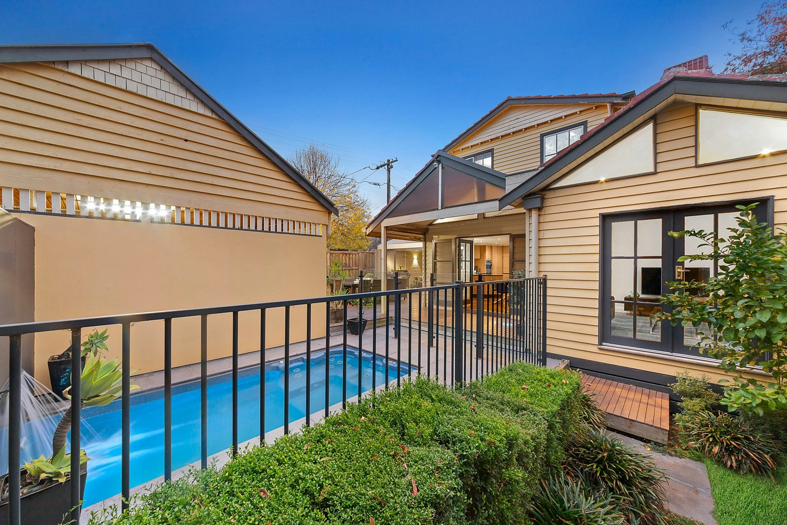 2 Kinloch Avenue, Mont Albert, VIC