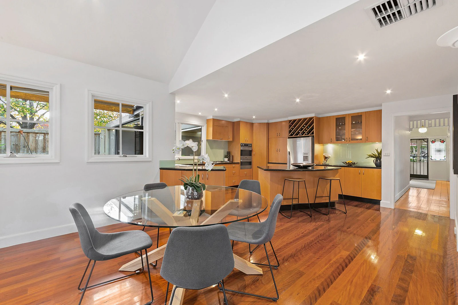 2 Kinloch Avenue, Mont Albert, VIC