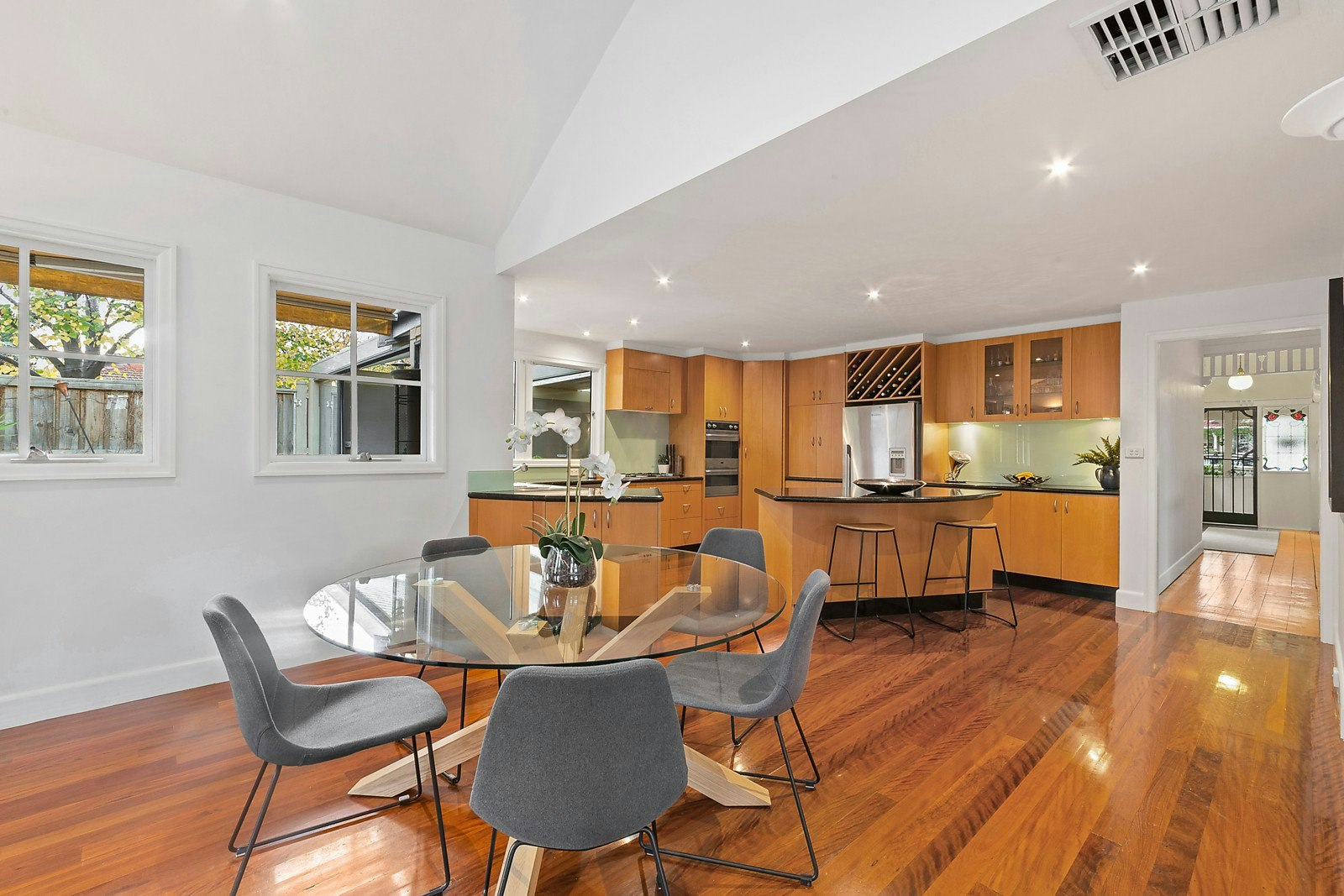 2 Kinloch Avenue, Mont Albert, VIC