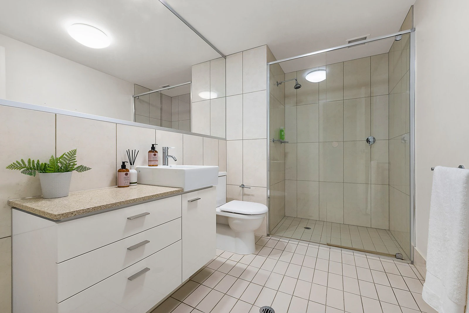 1/53 Chaucer Crescent, Canterbury, VIC