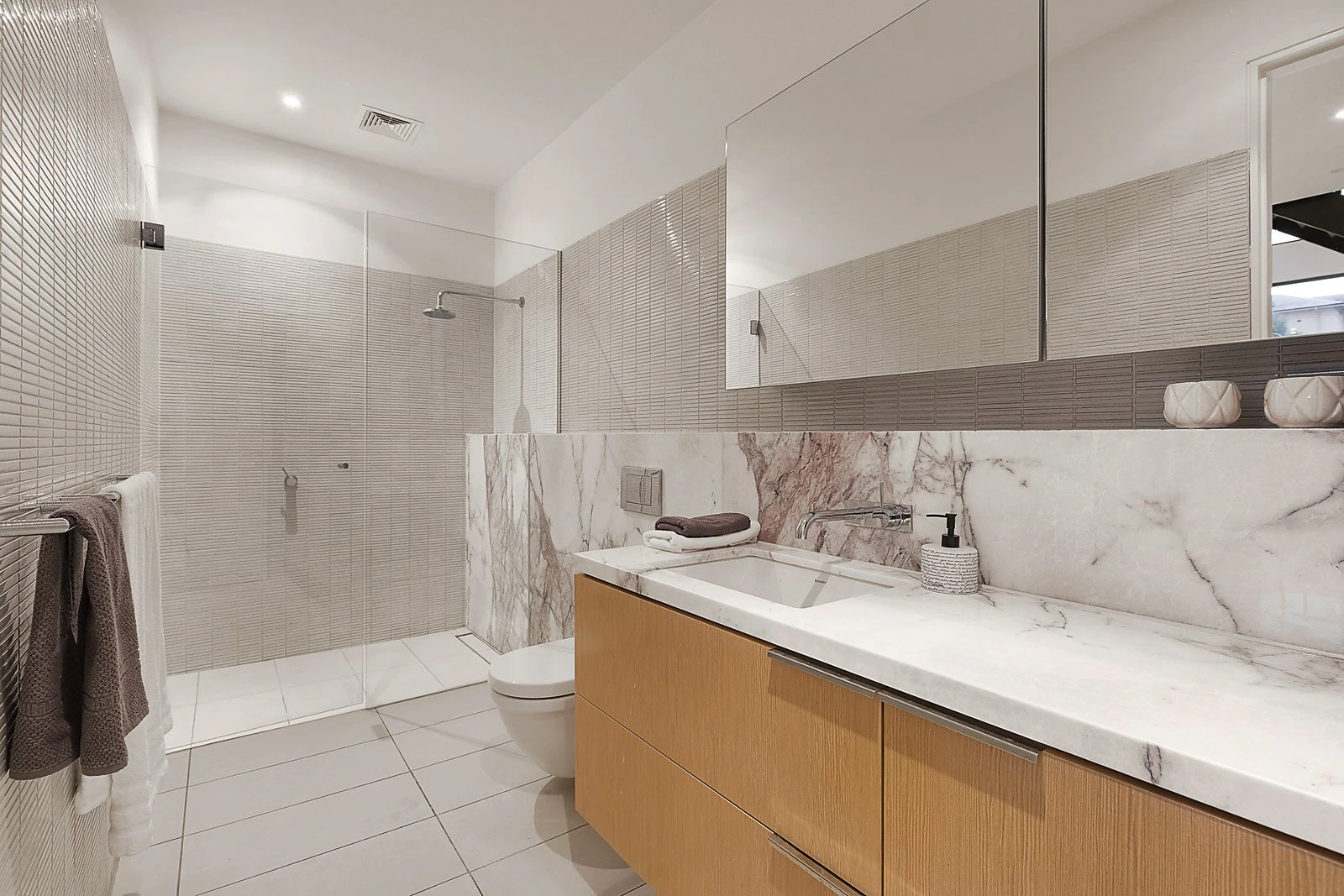 11 Holly Lane, Kew, VIC