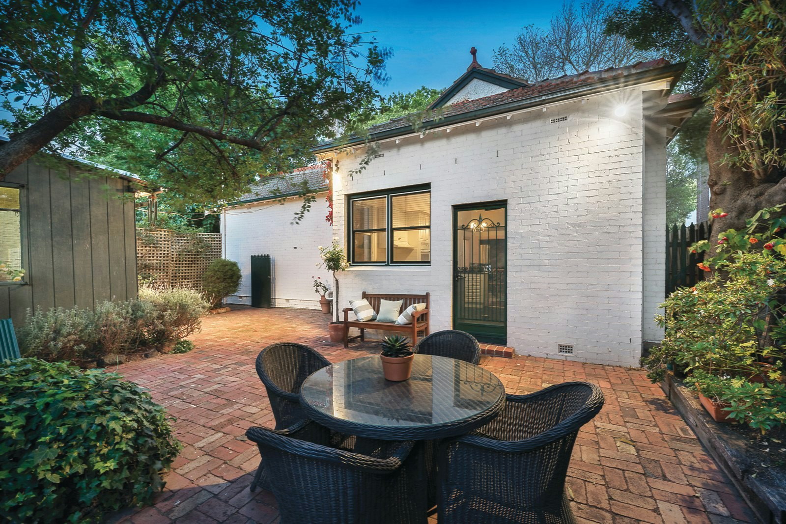 8 Valentine Grove, Armadale, VIC