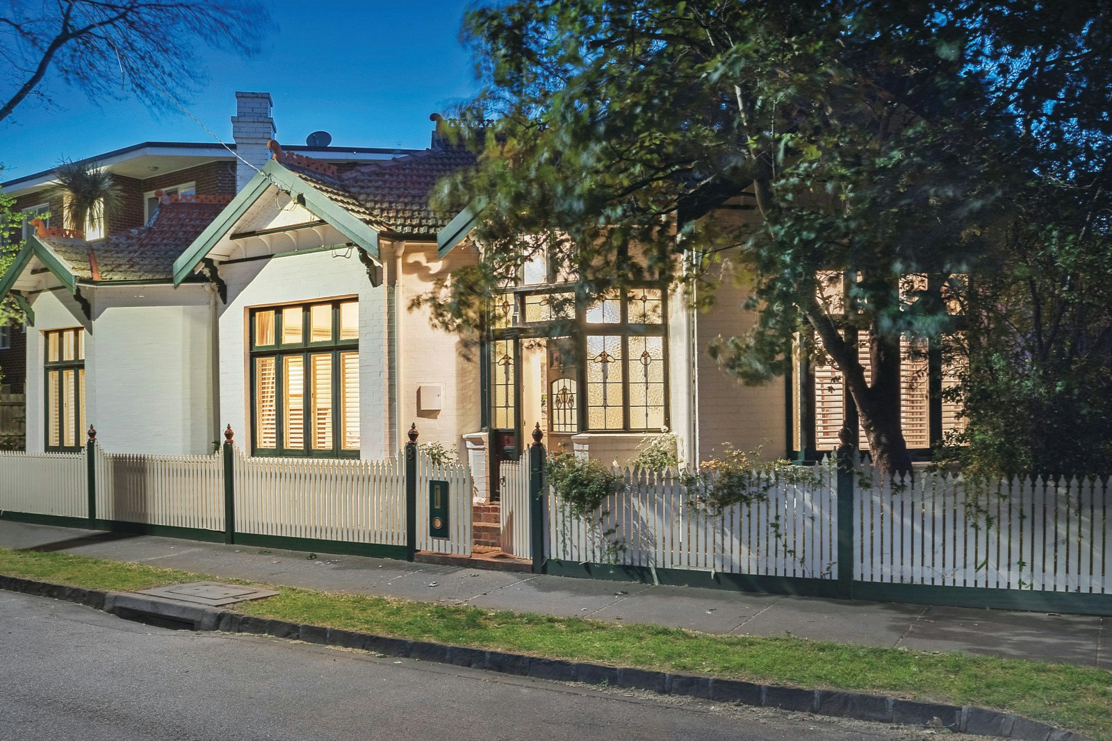 8 Valentine Grove, Armadale, VIC