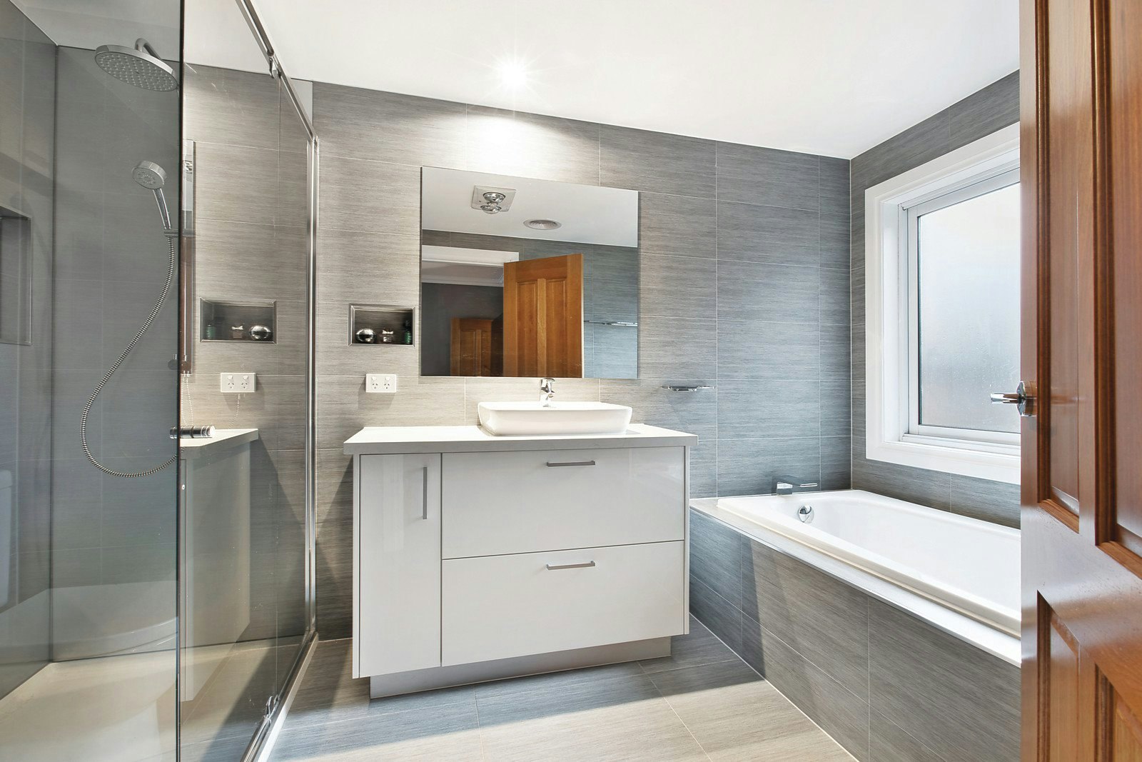 8 Serpentine Street, Mont Albert, VIC