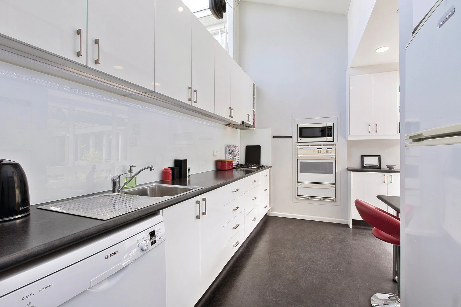 2A Leslie Grove, Brighton, VIC
