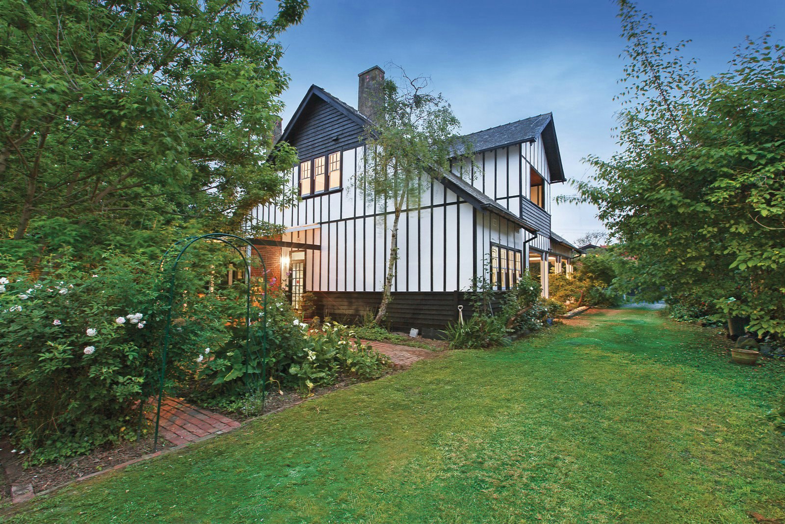 12 St Johns Avenue, Mont Albert, VIC