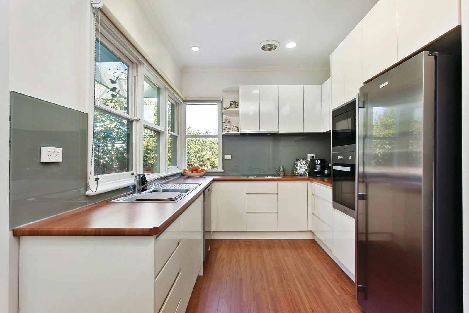 11 Fellows Street, Hughesdale, VIC