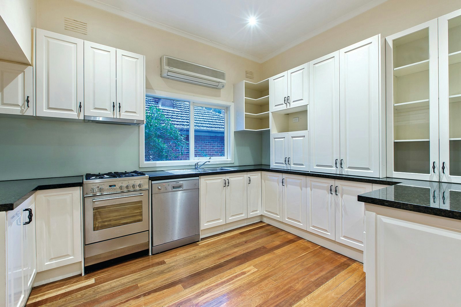 21 Barloa Road, Mont Albert, VIC